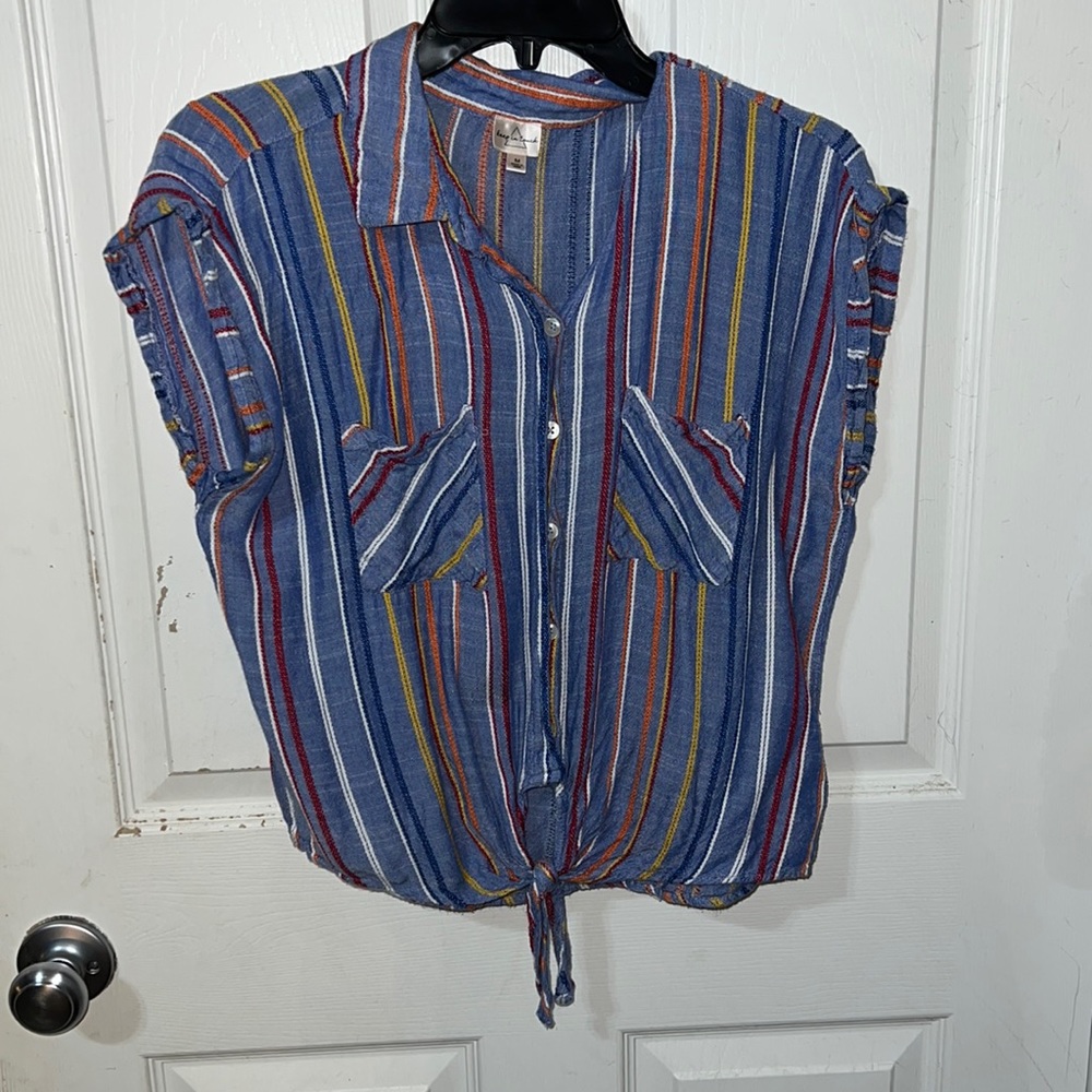 Colorful women’s sleeveless button up